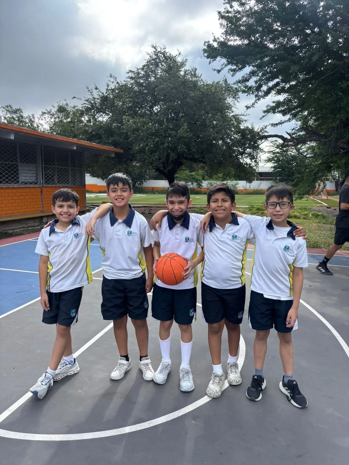 Alumnos participando en actividad deportiva