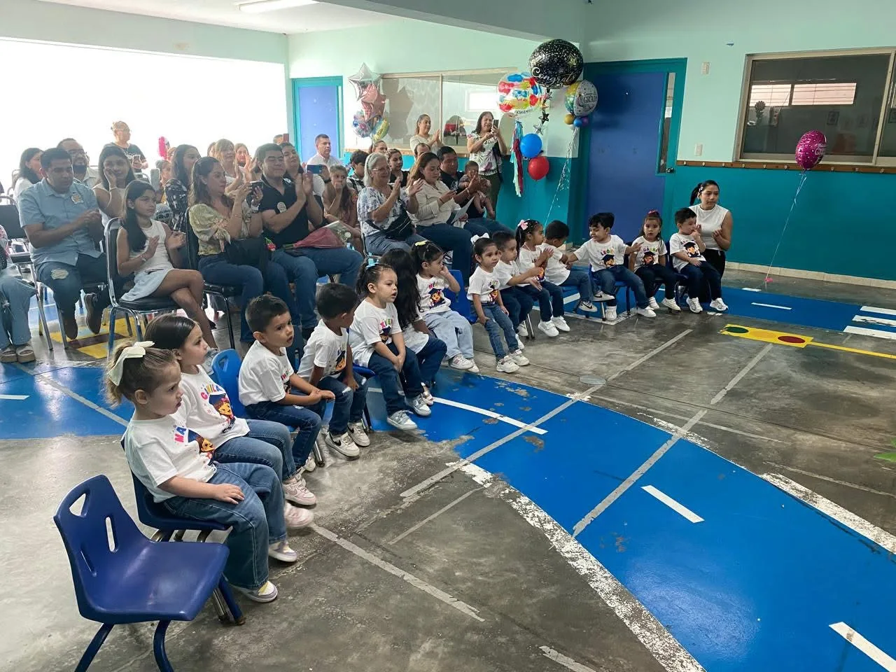 Familias acompañando una presentación escolar